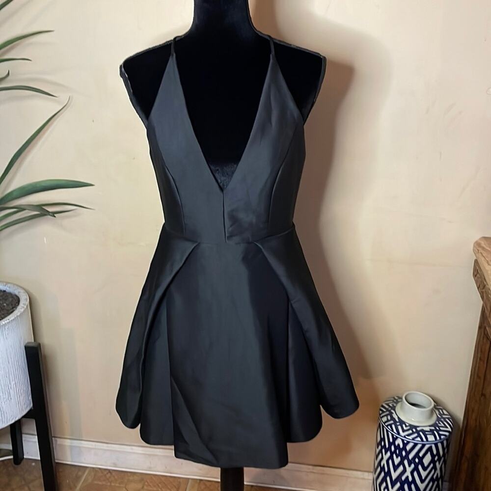 Do+Be LBD – Sleek Fit, Modern Flair
